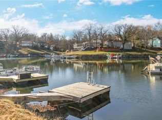 557 NW North Shore Dr, Lake Waukomis, MO 64151
