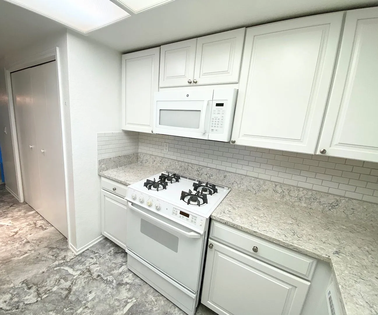 2b/2b Village-Like Condo with Balcony in El Segundo! — Photo 2