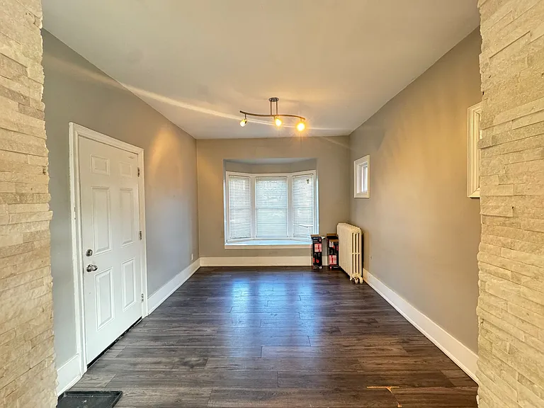974 King St E #2 — Photo 14