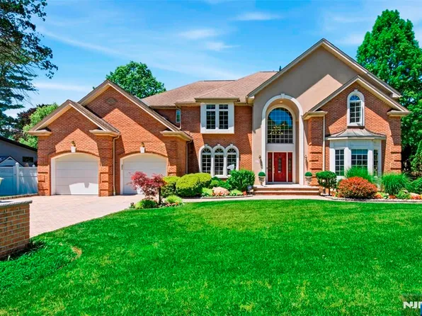 18 Henmar Dr, Closter, NJ 07624