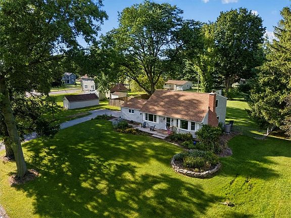 3rd image of 4 Briarwood Ln