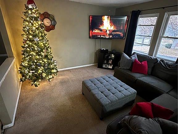 2nd image of 612 NE Park Cir