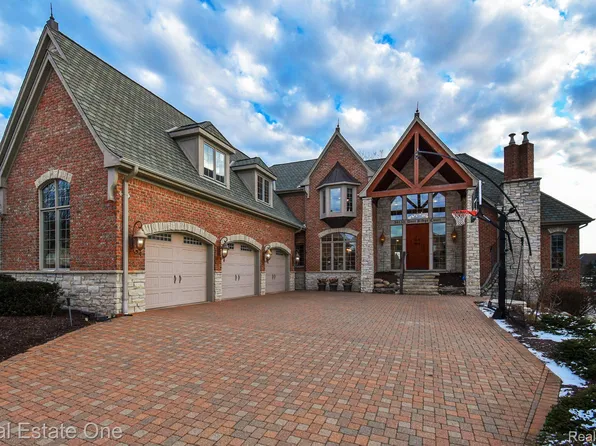 54153 Deer Ridge Ct, Rochester, MI 48307