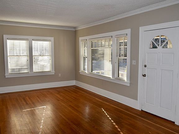 Main Floor Unit: Entry