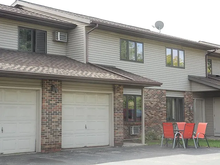 880 Hemlock Dr — Photo 1