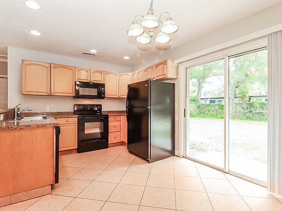 4th image of 908 N Palm Dr