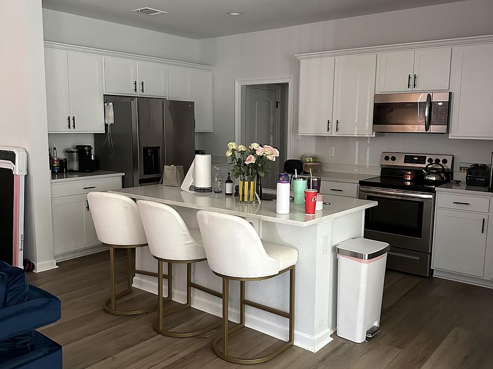 Kitchen with furniture, Fridge/freezer, dishwasher, Electric Stove, microwave and very new hardwood floors
