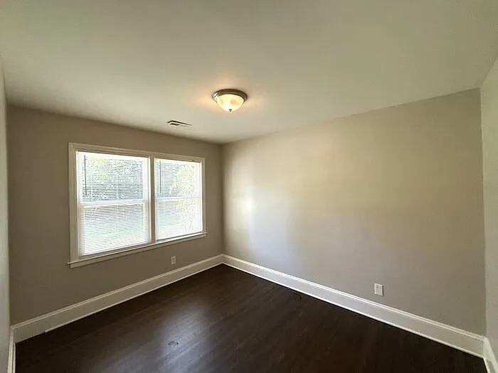 1000 Roanoke Ave — Photo 7