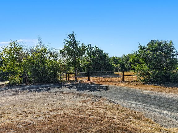 3rd image of 470 Oak Mott Rd