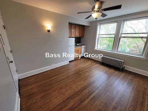 1st image of 1353 W Greenleaf Ave #309