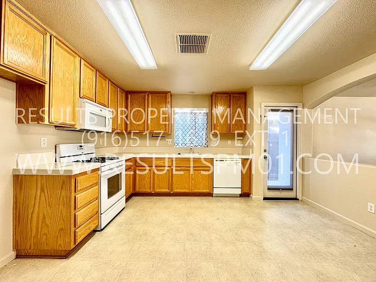 1529 Blue Squirrel St — Photo 3