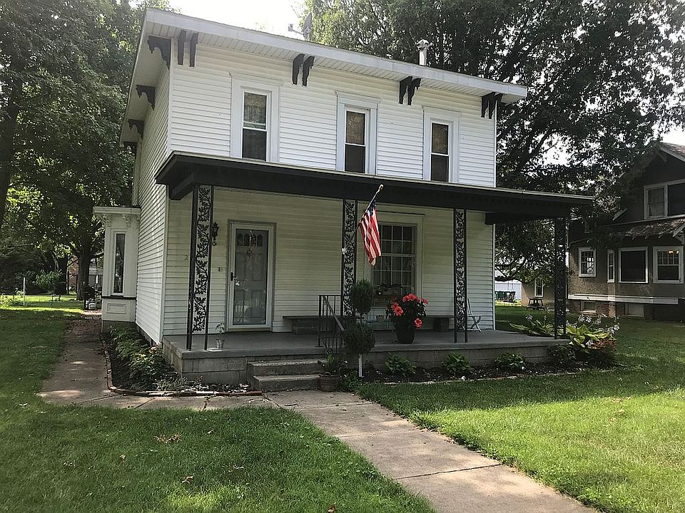 Welcoming porch and front do