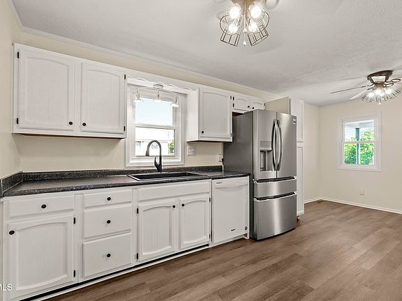 3rd image of 301 Cherry St