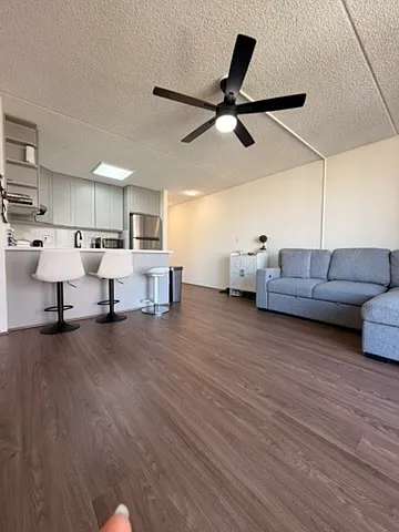 411 Hobron Ln — Photo 3