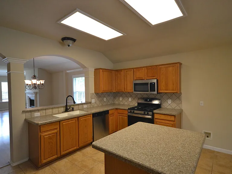 1803 Warwick Cv — Photo 6