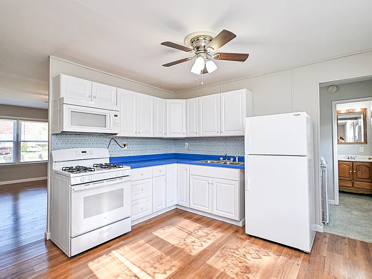 647 Bellaire Ct — Photo 6
