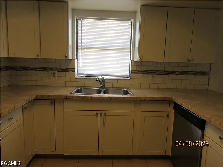 1218 NE 8th Ter — Photo 7