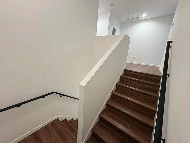 538 E State St — Photo 22