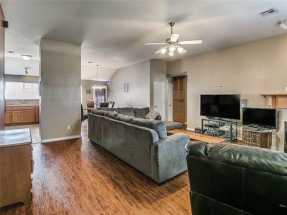 5th image of 8000 Woodhue Dr
