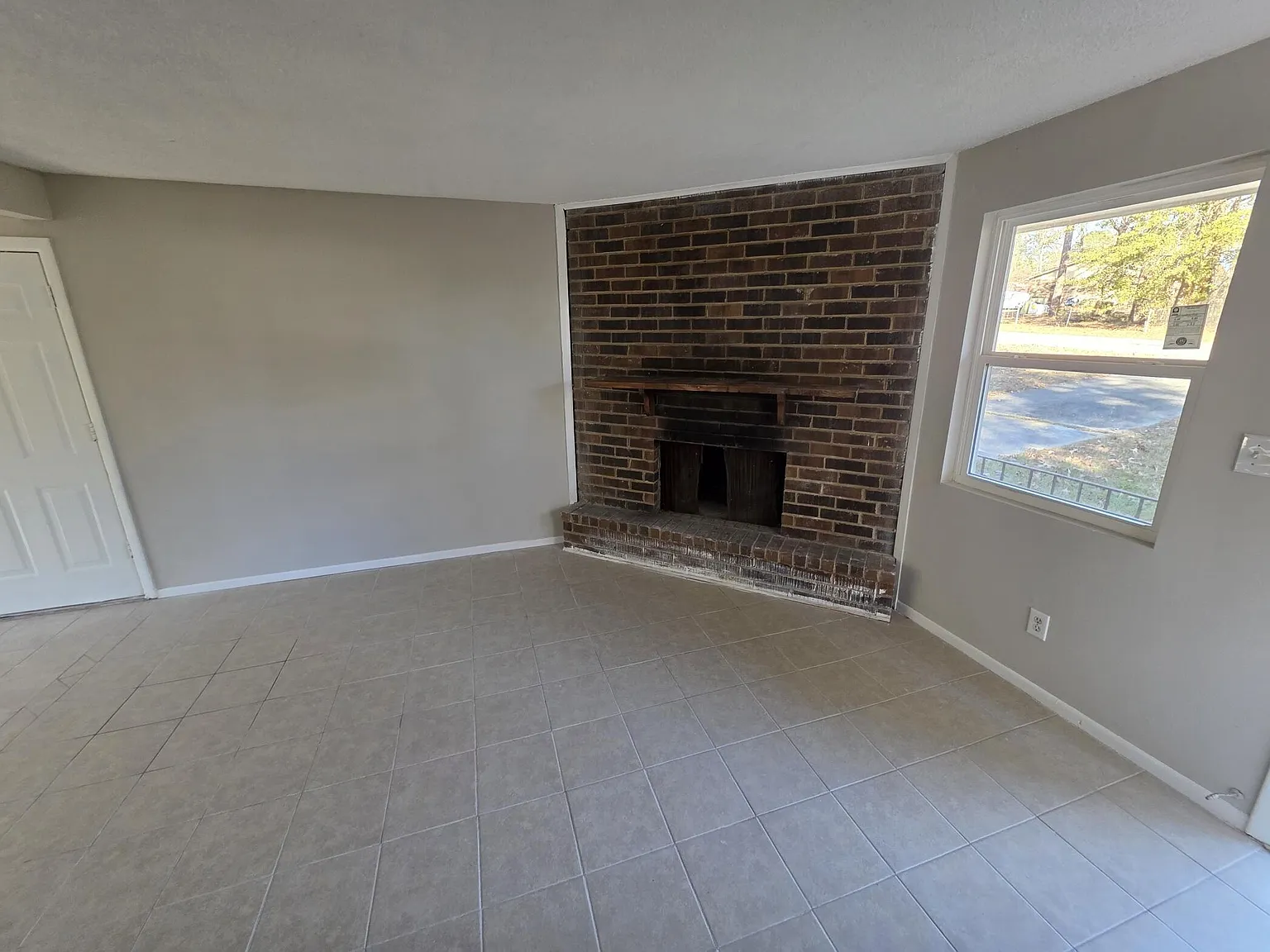 4 bed, 2.0 bath, 1314 sqft, $1,595 — Photo 3