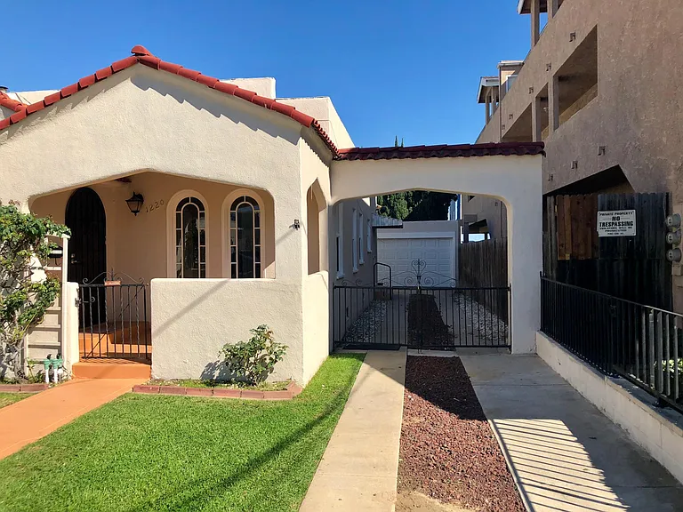 1220 Termino Ave — Photo 5
