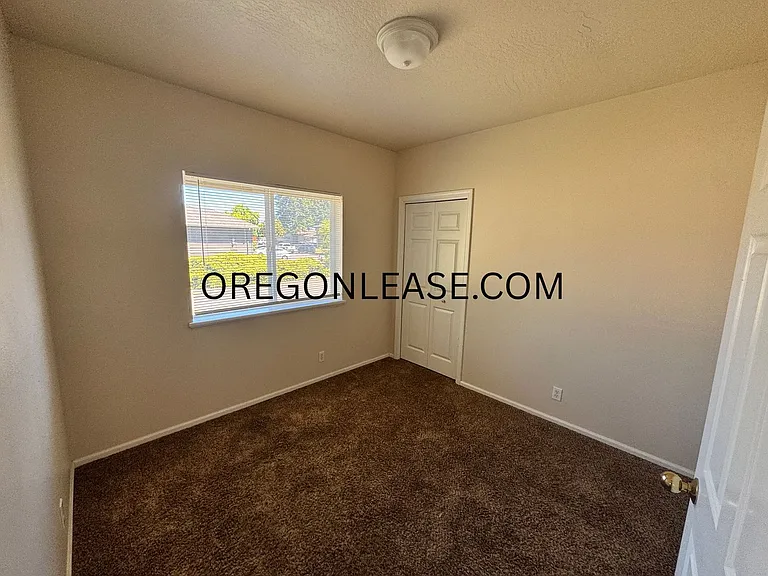 3 bedroom North Eugene duplex home with full sized garage — Photo 8