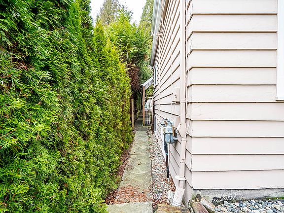 4th image of 3819 Marine Dr