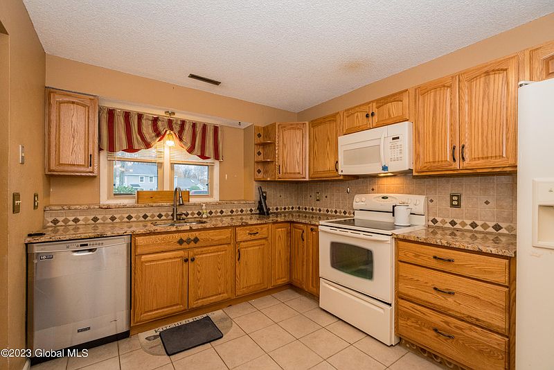 3rd image of 6 Minuteman Court