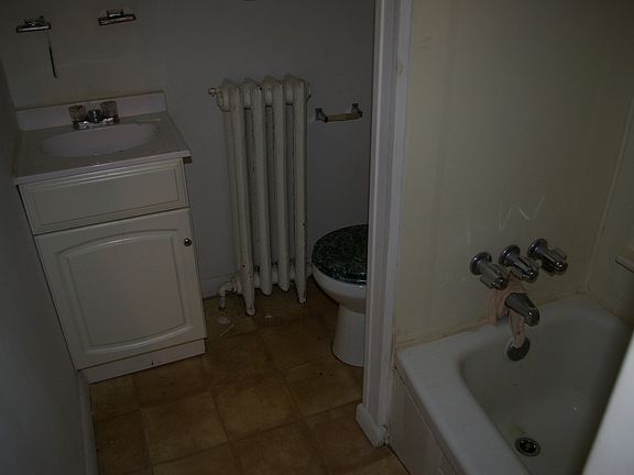 4th image of 4704 Longshore Ave
