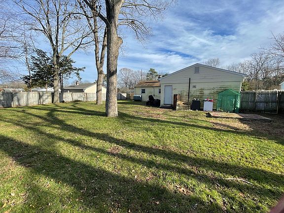 3rd image of 105 Spruce Blvd
