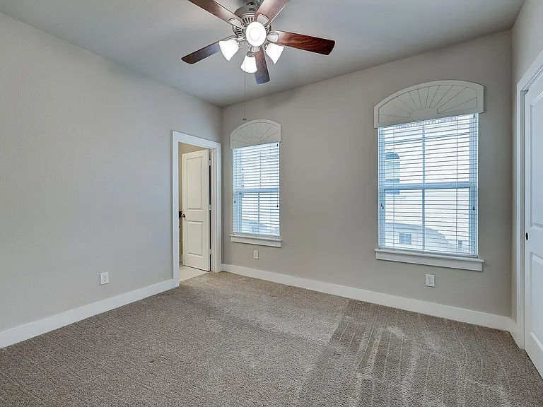 2724 Freund St — Photo 31