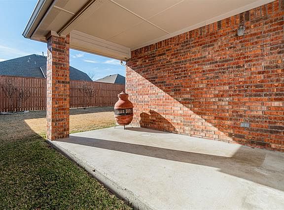 2nd image of 2919 Holly Ln