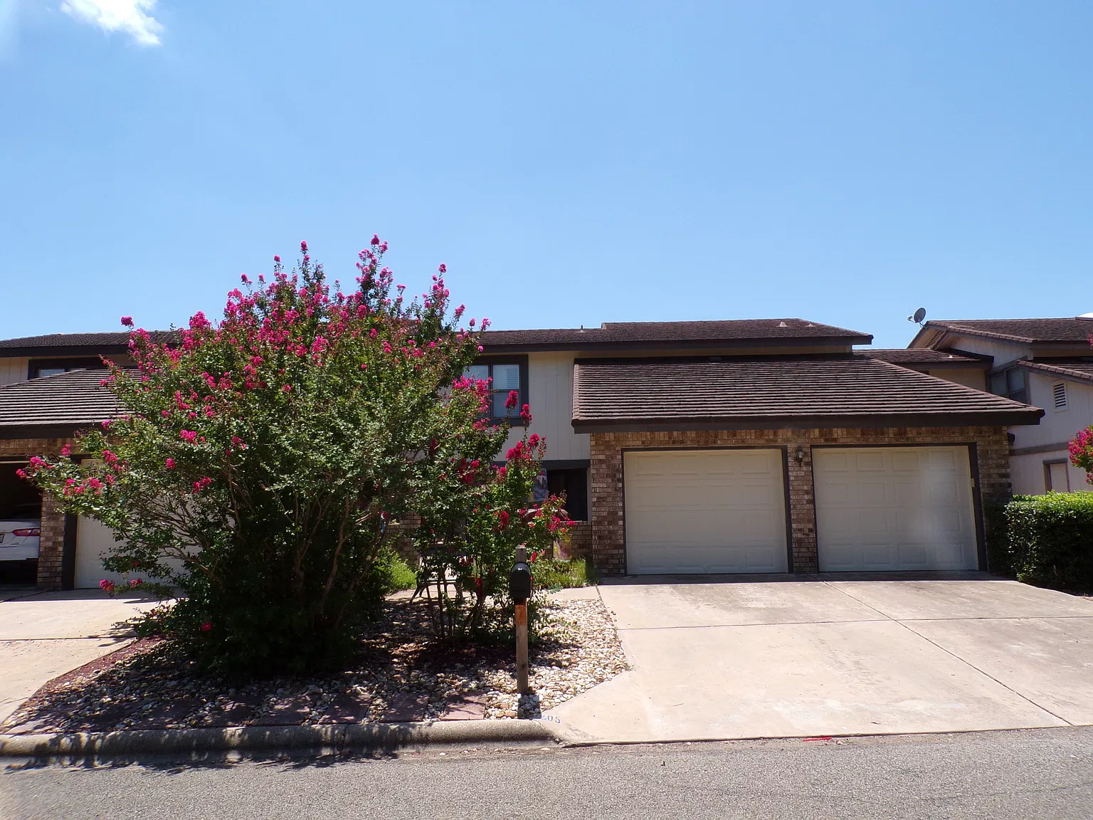 3 bed, 2.5 bath, 3142 sqft, $1,800 — Photo 1