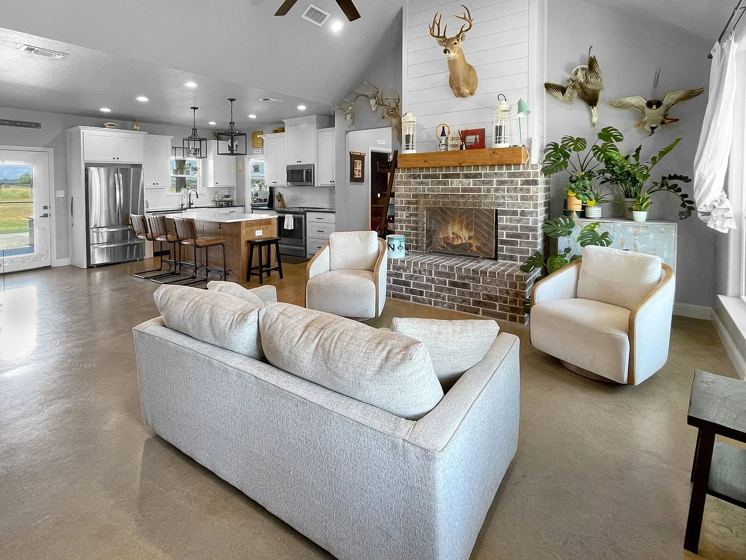 4 bed, 2.0 bath, 1926 sqft, $3,250 — Photo 4