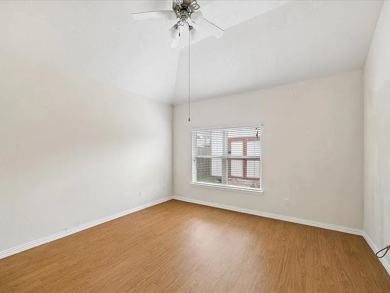 3 bed, 2.0 bath, 1355 sqft, $1,900 — Photo 4