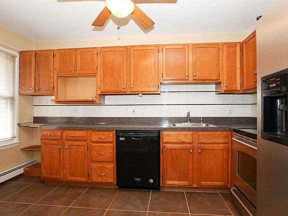 2nd image of 3 Farragut Ct