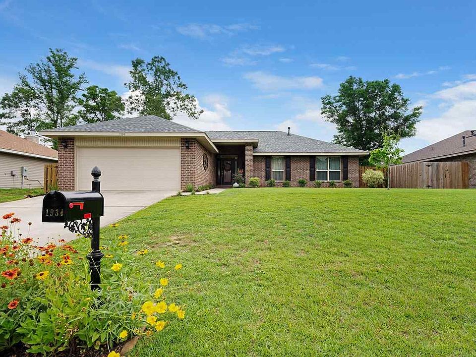1st image of 1934 Larkspur Cir