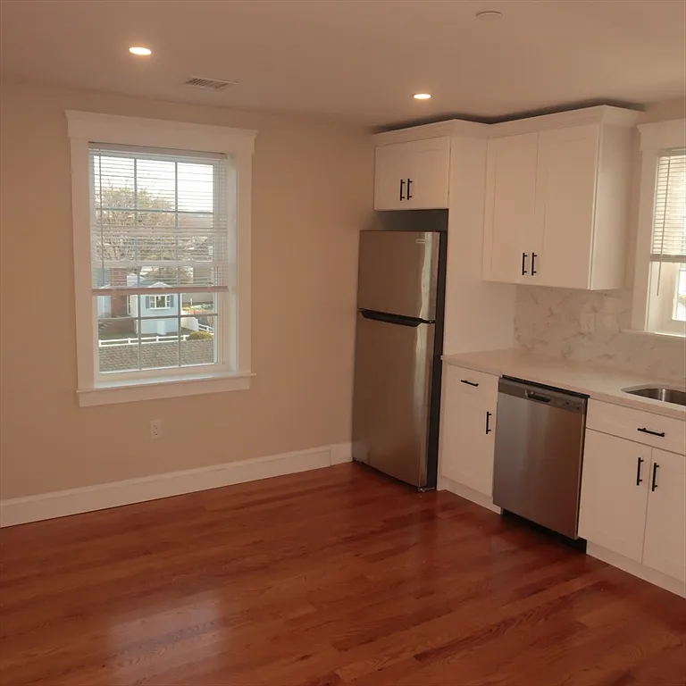 Building Photo - 32 Newhall St #2