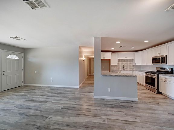 3rd image of 3002 W San Miguel Ave