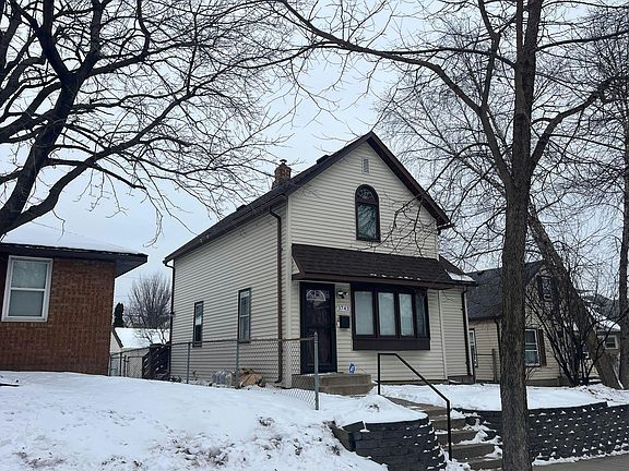 3rd image of 3743 Queen Ave N