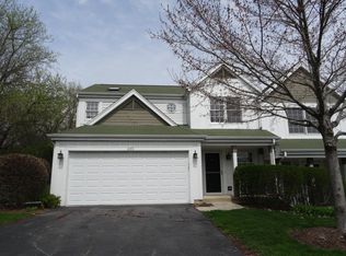 330 Spring Point Dr, Carpentersville, IL 60110