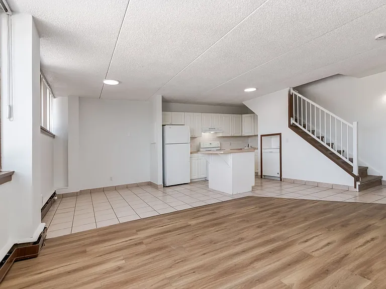 10 Frobisher Blvd SE — Photo 32
