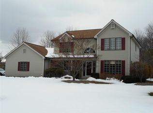 10 Glen Valley Dr, Penfield, NY 14526