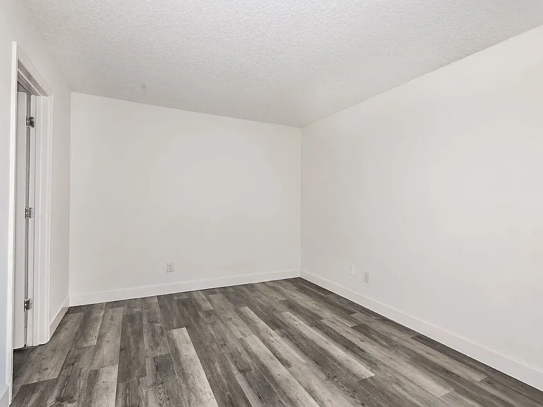 Woodlake Villas — Photo 8