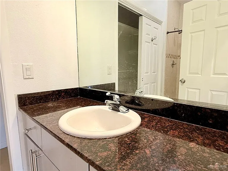 813 Travis St #207 — Photo 21