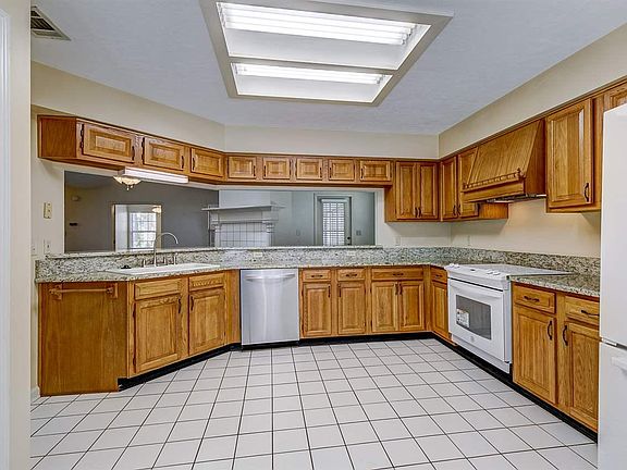 5th image of 2652 Yarmouth Ln
