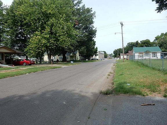 4th image of 203 E 11th St