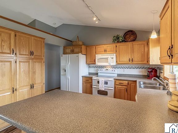 3rd image of 350 Woodridge Dr