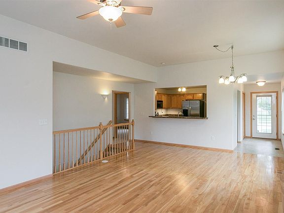 5th image of 955 W Cherry St