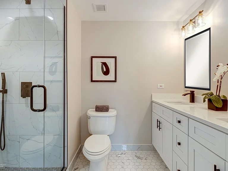 Master bed en-suite full bathroom